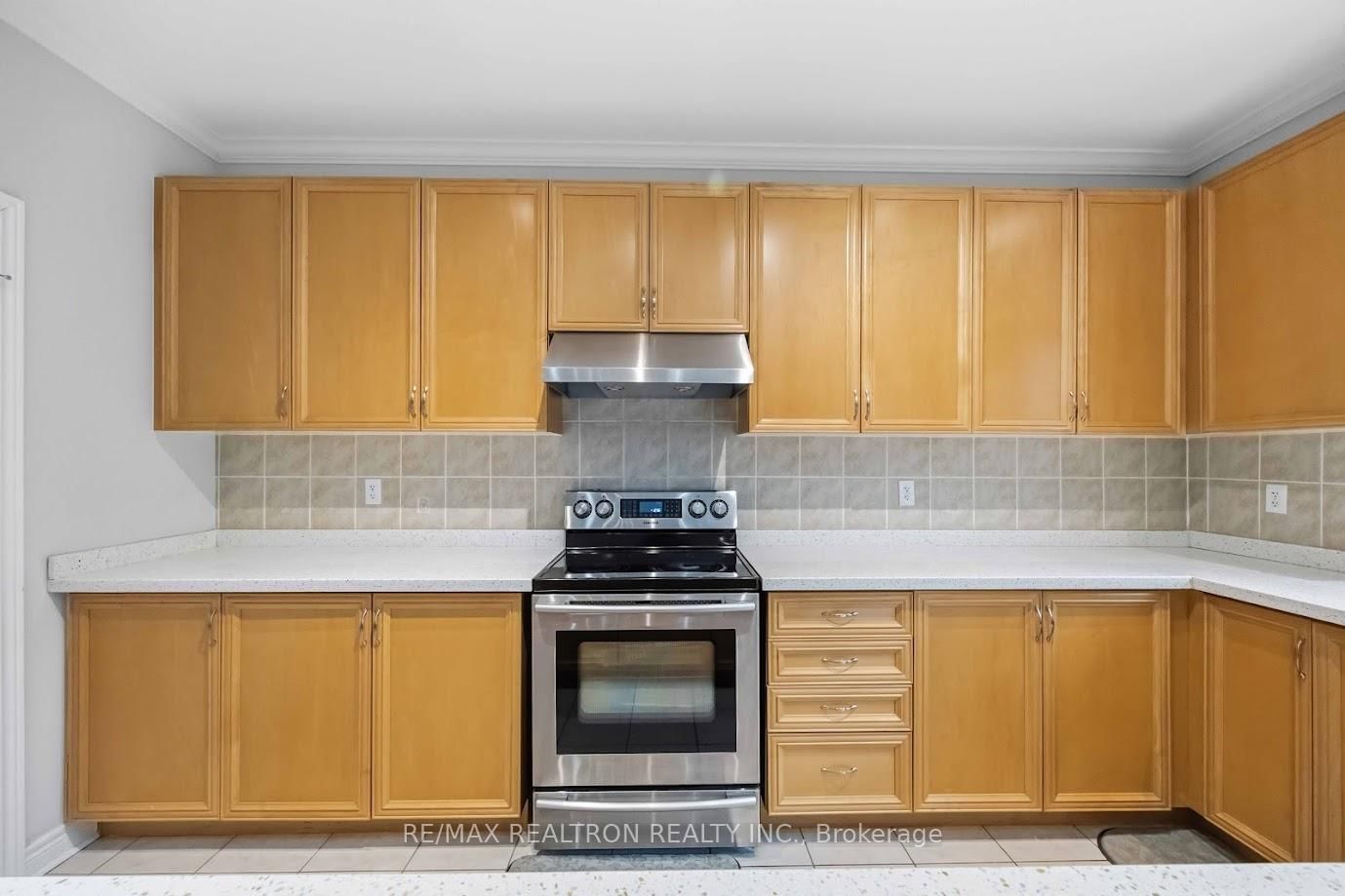 Detached House for sale at 10 Dovetail Drive, Richmond Hill, Ontario, L4E 5B1 - Oak Ridges Lake Wilcox - MLS: N12959490