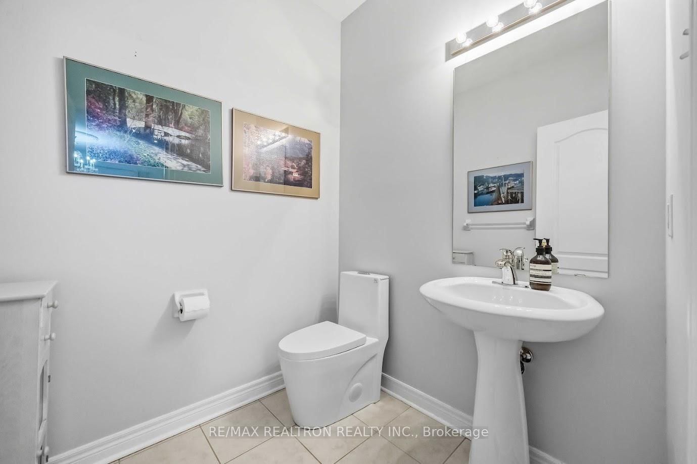 Detached House for sale at 10 Dovetail Drive, Richmond Hill, Ontario, L4E 5B1 - Oak Ridges Lake Wilcox - MLS: N12959490