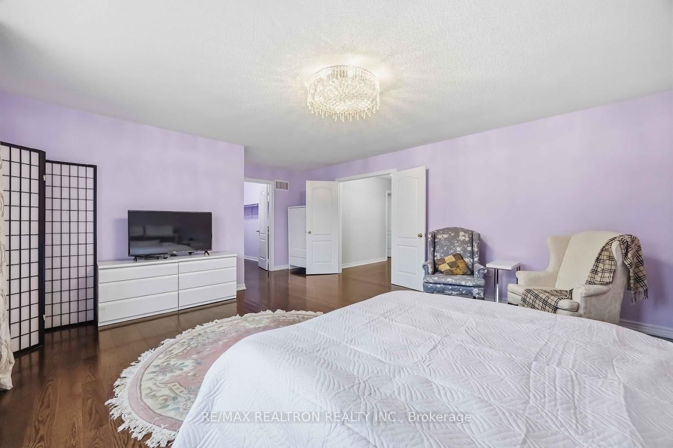 Detached House for sale at 10 Dovetail Drive, Richmond Hill, Ontario, L4E 5B1 - Oak Ridges Lake Wilcox - MLS: N12959490