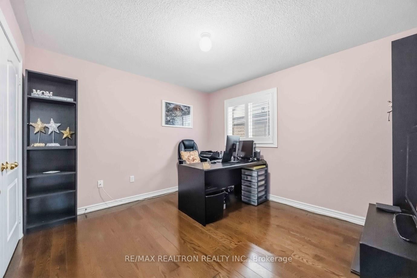 Detached House for sale at 10 Dovetail Drive, Richmond Hill, Ontario, L4E 5B1 - Oak Ridges Lake Wilcox - MLS: N12959490