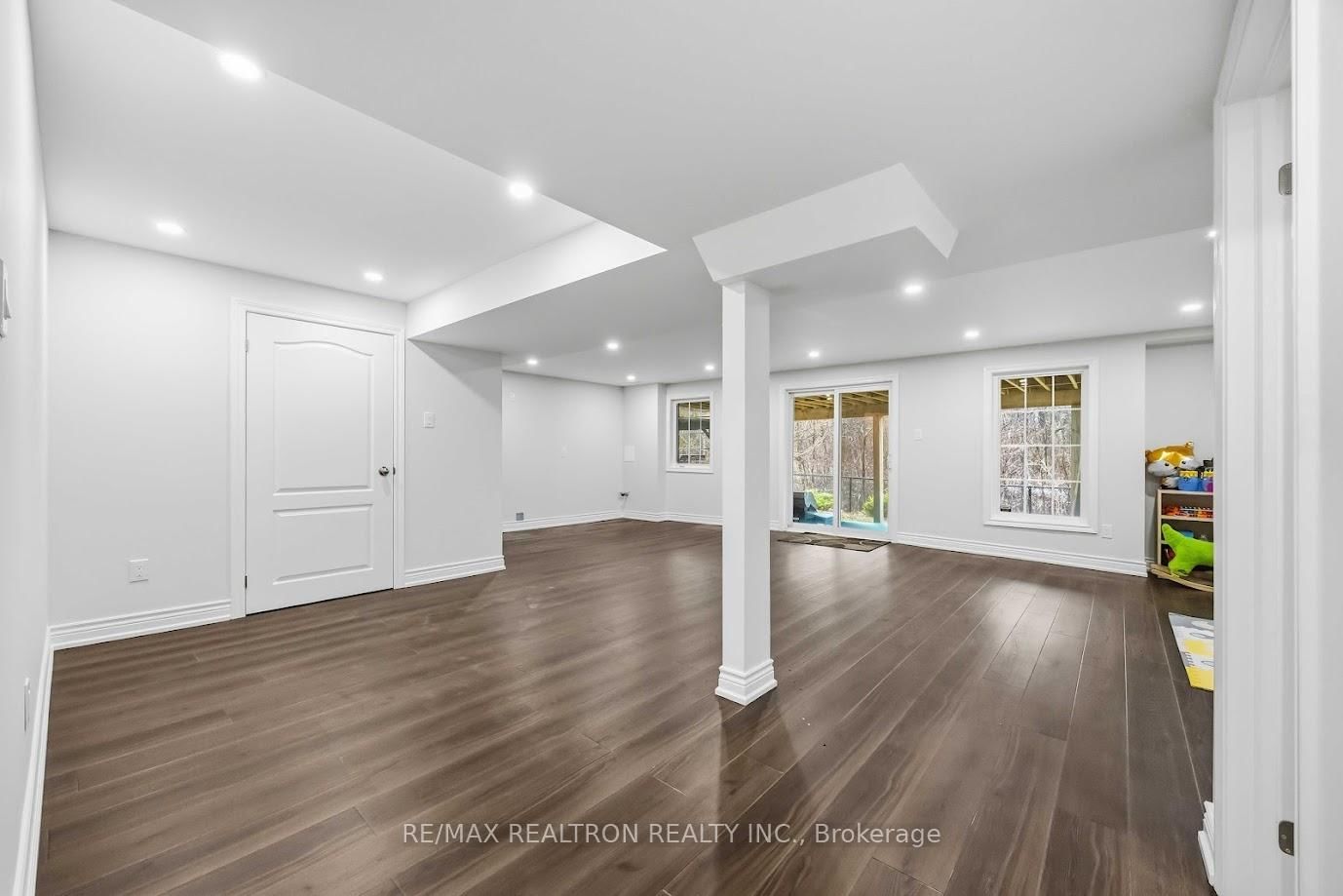 Detached House for sale at 10 Dovetail Drive, Richmond Hill, Ontario, L4E 5B1 - Oak Ridges Lake Wilcox - MLS: N12959490