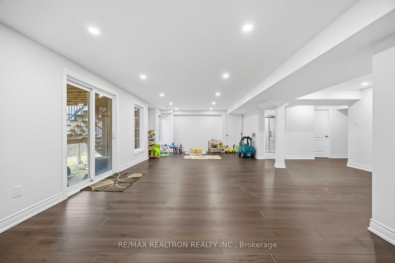 Detached House for sale at 10 Dovetail Drive, Richmond Hill, Ontario, L4E 5B1 - Oak Ridges Lake Wilcox - MLS: N12959490