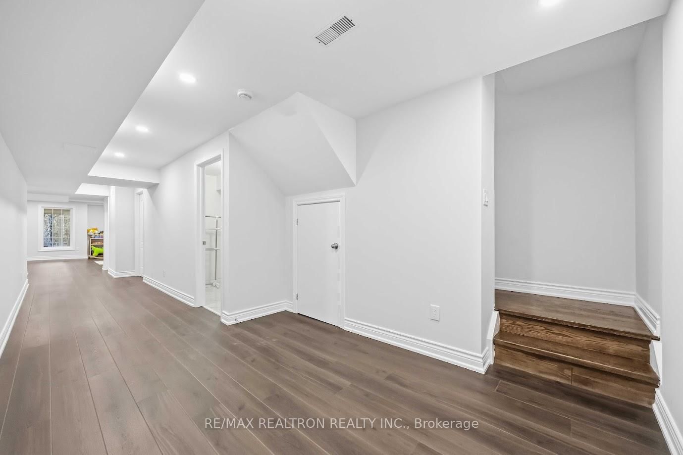 Detached House for sale at 10 Dovetail Drive, Richmond Hill, Ontario, L4E 5B1 - Oak Ridges Lake Wilcox - MLS: N12959490