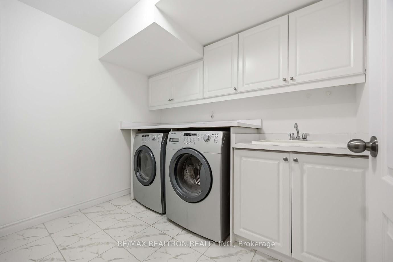 Detached House for sale at 10 Dovetail Drive, Richmond Hill, Ontario, L4E 5B1 - Oak Ridges Lake Wilcox - MLS: N12959490