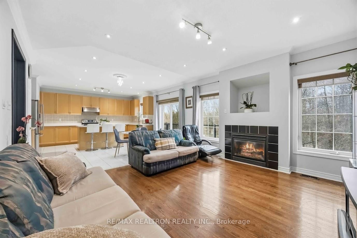 Detached House for sale at 10 Dovetail Drive, Richmond Hill, Ontario, L4E 5B1 - Oak Ridges Lake Wilcox - MLS: N12959490