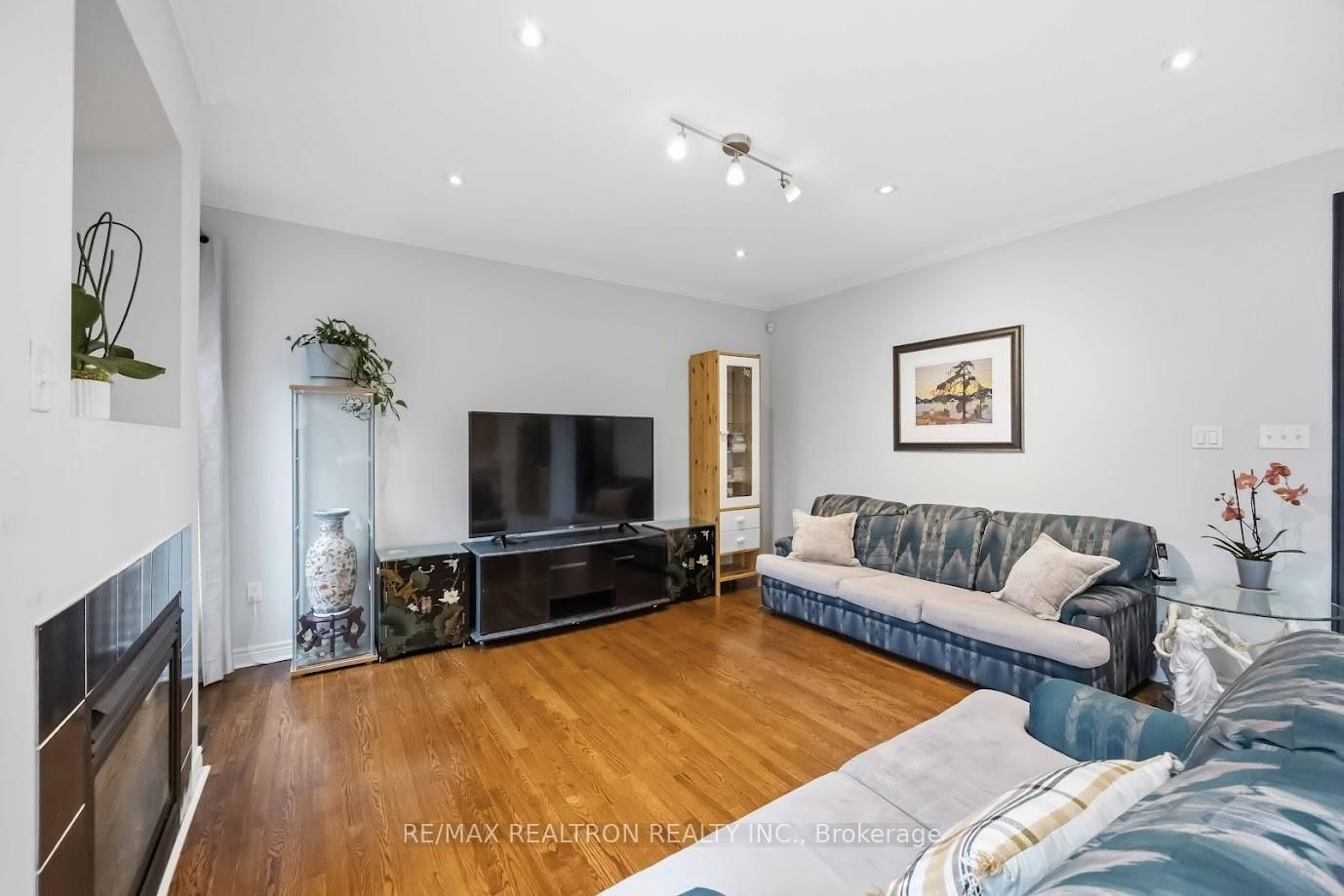 Detached House for sale at 10 Dovetail Drive, Richmond Hill, Ontario, L4E 5B1 - Oak Ridges Lake Wilcox - MLS: N12959490