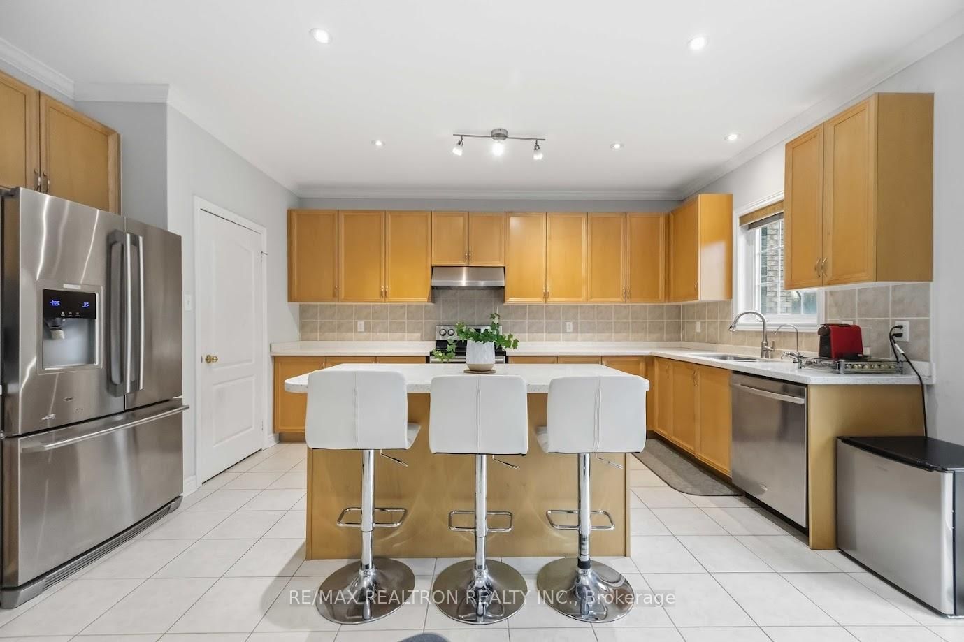 Detached House for sale at 10 Dovetail Drive, Richmond Hill, Ontario, L4E 5B1 - Oak Ridges Lake Wilcox - MLS: N12959490