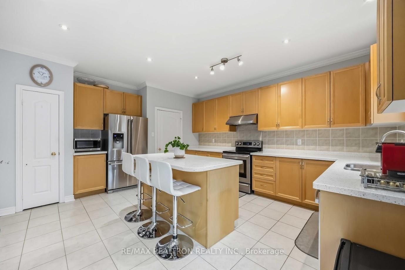 Detached House for sale at 10 Dovetail Drive, Richmond Hill, Ontario, L4E 5B1 - Oak Ridges Lake Wilcox - MLS: N12959490