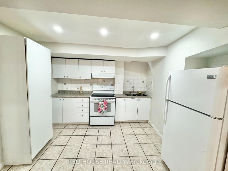 33 Forestside Crt, Richmond Hill, L4C 9V2 | Image 3