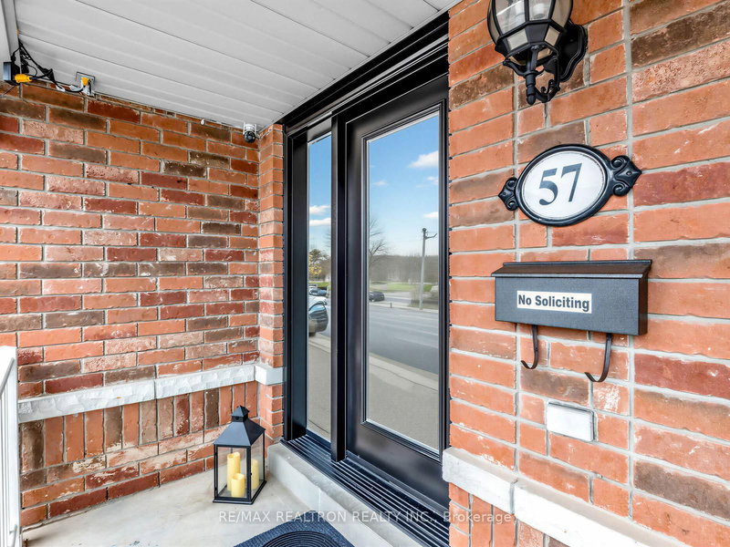 57 Skipton Tr, Aurora, L4G 7R3 | Image 3