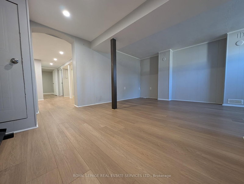 Lower - 126 Sheldon Ave, Newmarket, L3Y 2V7 | Image 2