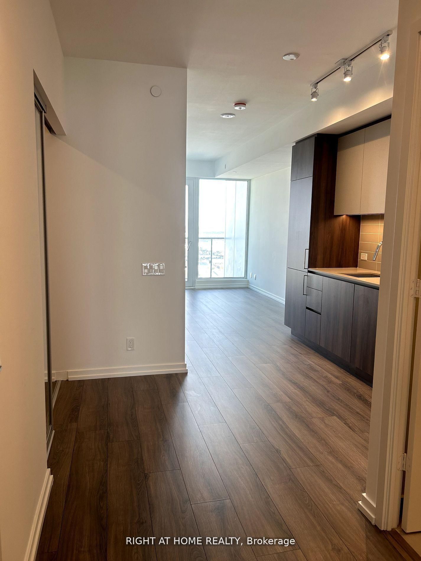 7890 Jane Street, Unit 5207 - Photo 8