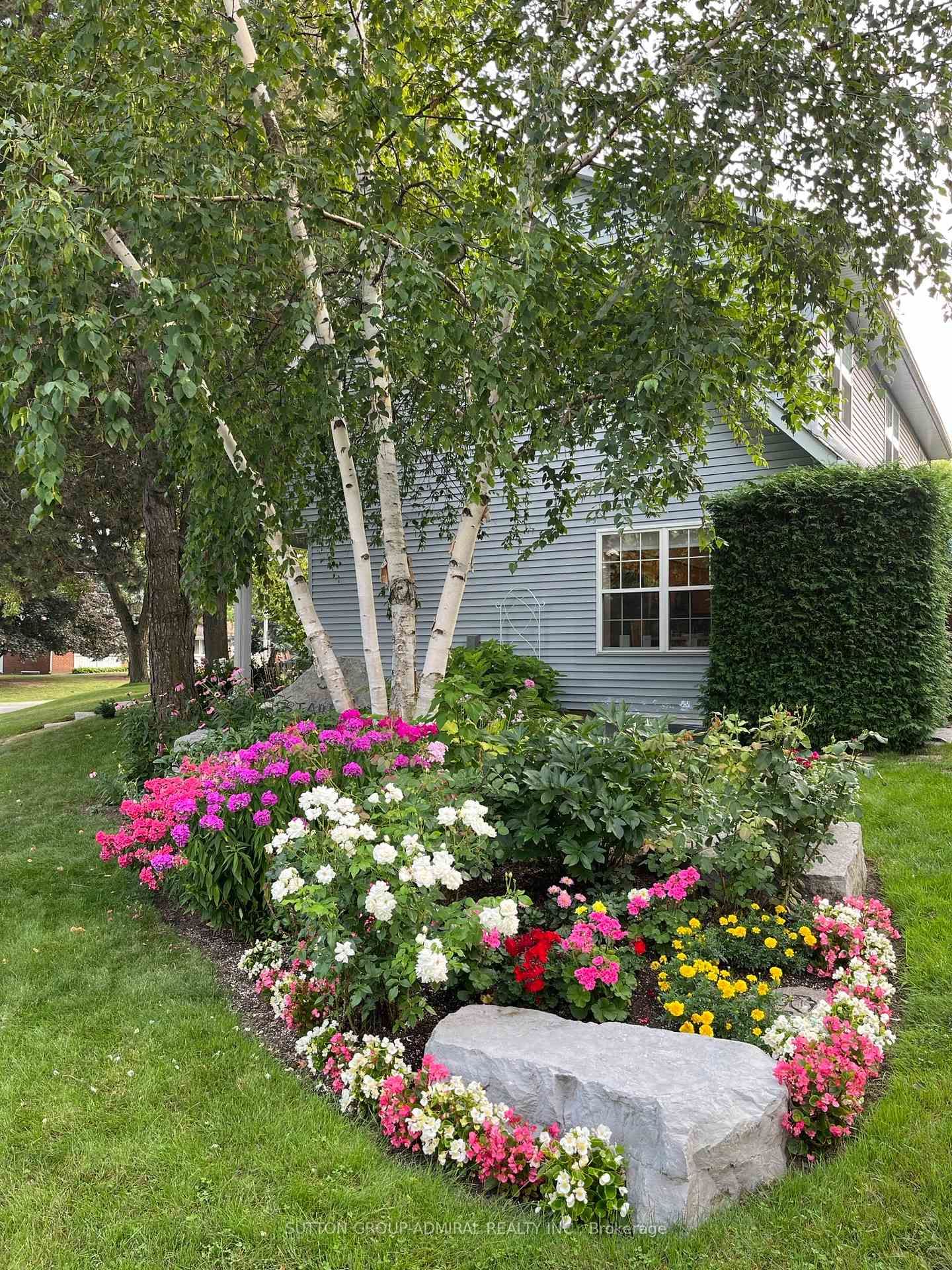 Detached House for sale at 54 Starlight Crescent, Richmond Hill, Ontario, L4C 4X5 - Mill Pond - MLS: N12962792