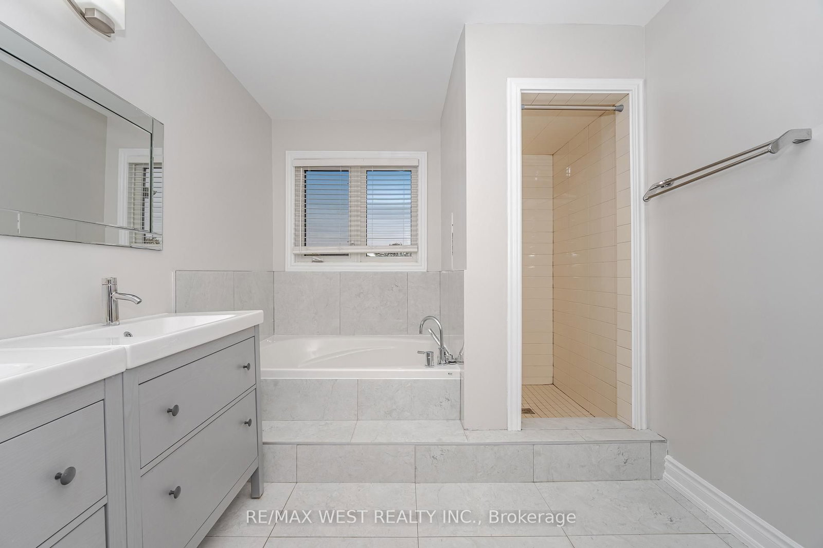 Detached House for sale at 86 Dina Road, Vaughan, Ontario, L6A 1L7 - Maple - MLS: N12963392