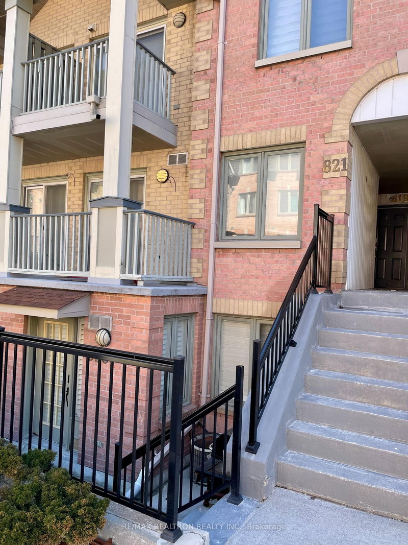 821 - 75 Weldrick Rd, Richmond Hill, L4C 0H9 | Image 2