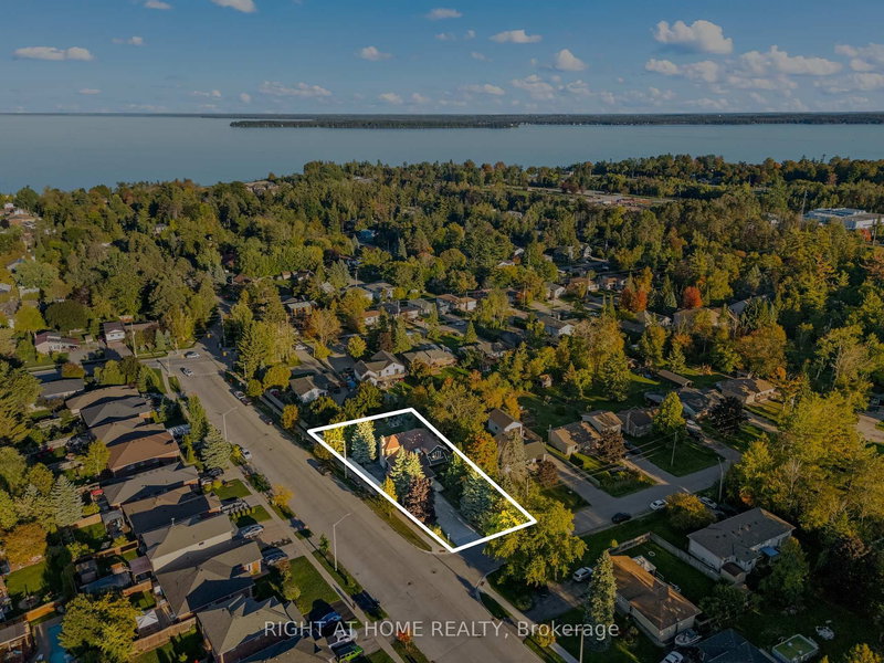 2255 Douglas Ave, Innisfil, L9S 2C5 | Image 3