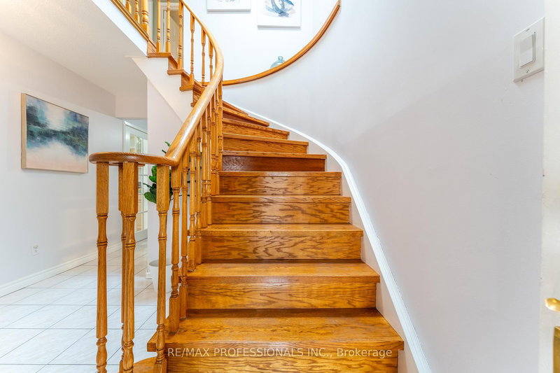 52 Lavron Crt, Markham, L3S 2P1 | Image 3