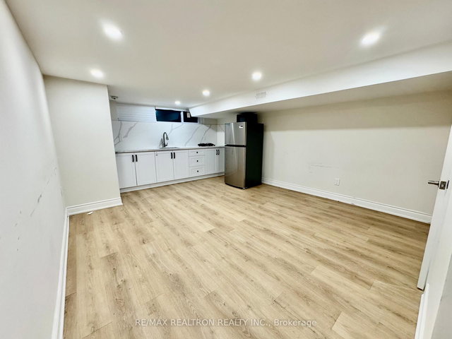 Bachelor Unit - 257 Axminster Drive