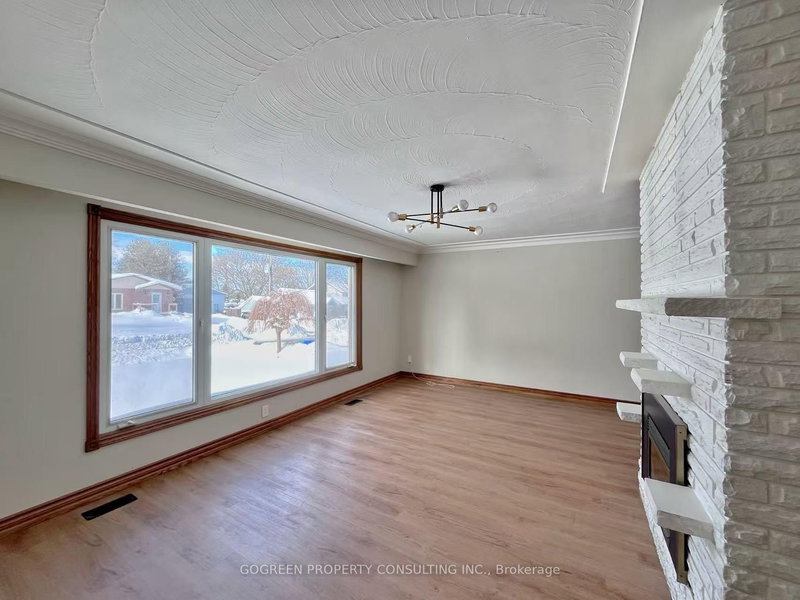 15 Valleyview Ave, East Gwillimbury, L9N 1K2 | Image 2