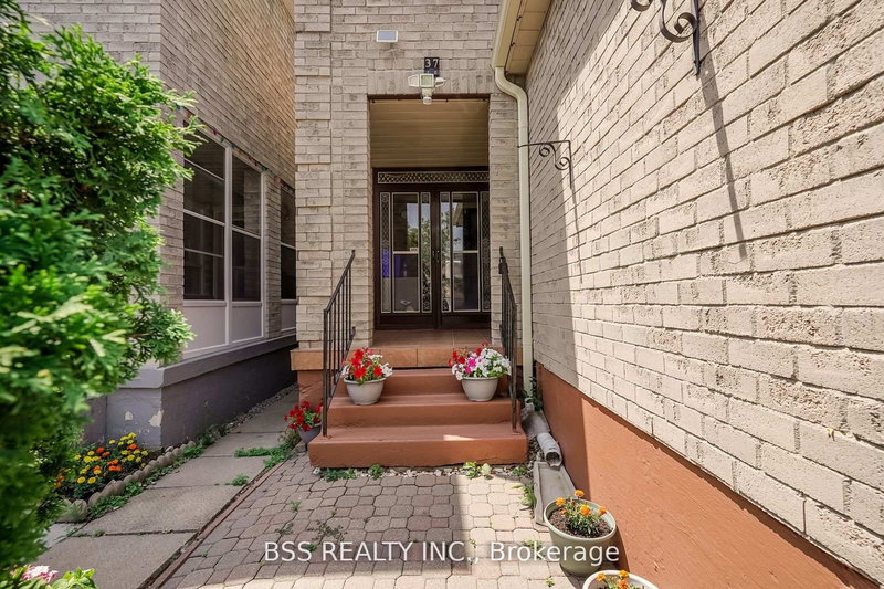 37 Miles Farm Rd, Markham, L3S 2C2 | Image 3