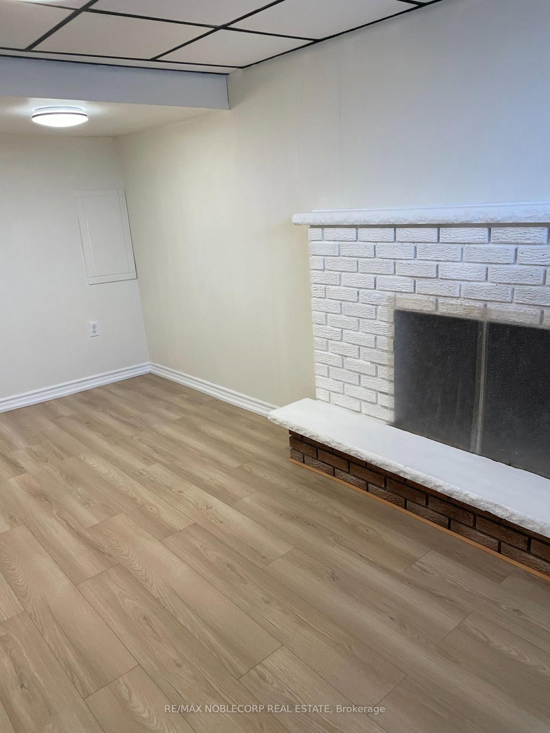 166 Collings Ave, Bradford West Gwillimbury, L3Z 1W1 | Image 2