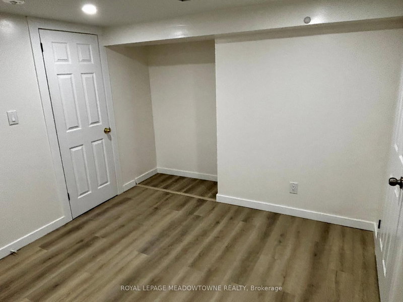 Basement B - 736 Sunnypoint Dr, Newmarket, L3Y 2Z8 | Image 2