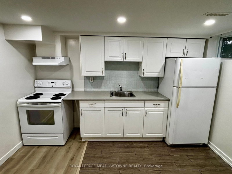 Basement B - 736 Sunnypoint Dr, Newmarket, L3Y 2Z8 | Image 3