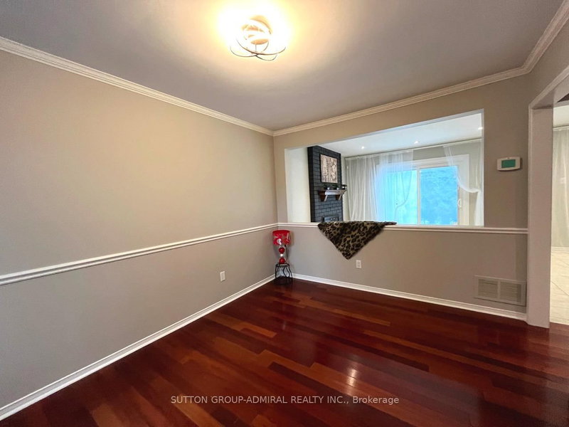 71 Covent Cres, Aurora, L4G 6R1 | Image 3