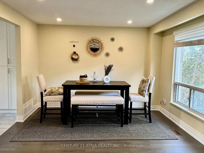 38 Henderson Dr, Aurora, L4G 3L2 | Image 2