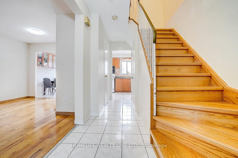35 Fieldview Cres N, Markham, L3R 3H6 | Image 3