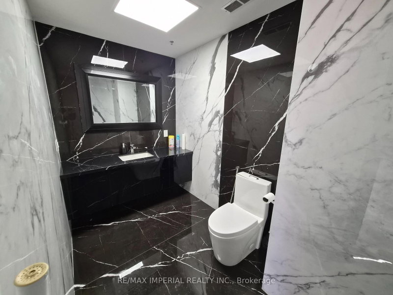 10376 Yonge St photo 5