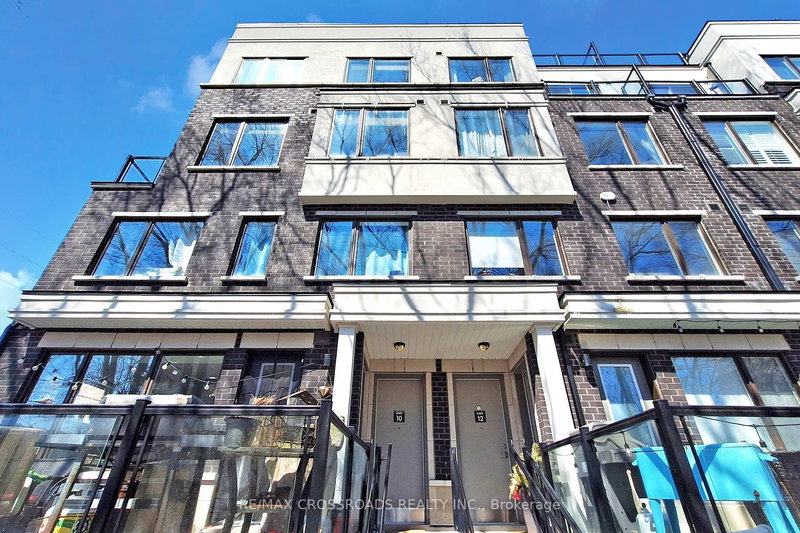 10 - 100 Alex Gardner Circ, Aurora, L4G 3G5 | Image 2