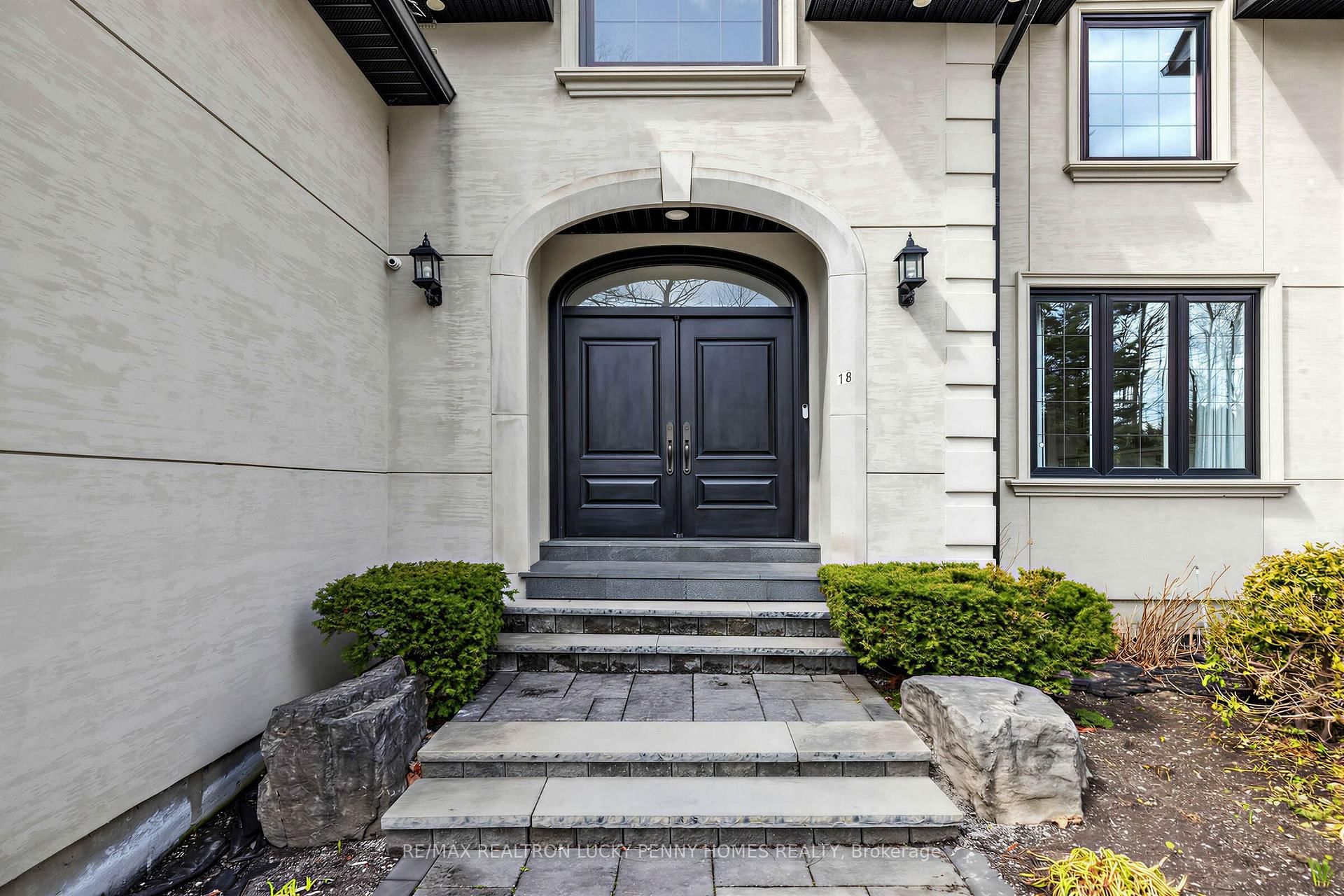 18 Walnut Glen Place
