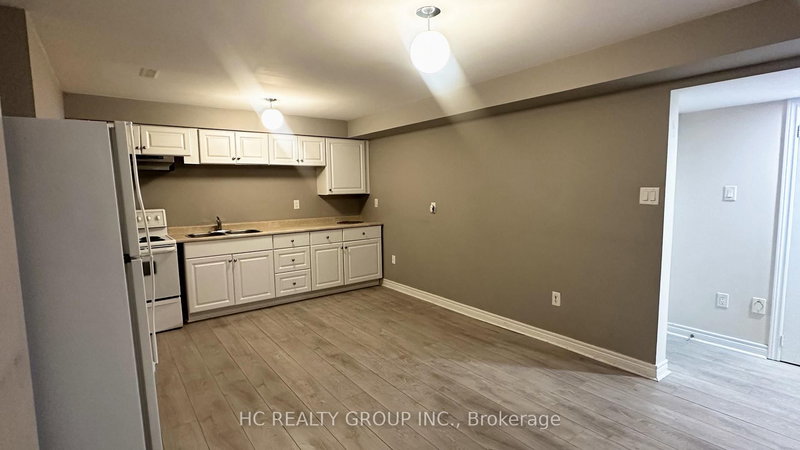 BSMT - 821 Walsh Crt, Newmarket, L3X 2V3 | Image 3