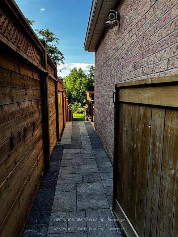 Lower L - 60 Cranberry Lane, Aurora, L4G 5Z1 | Image 2