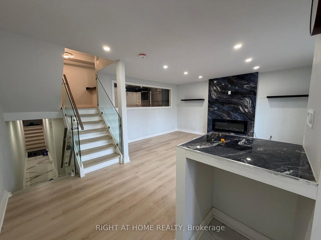 24 springfair Avenue W