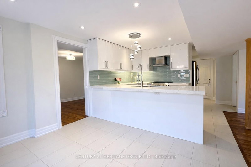 691 Shanahan Blvd, Newmarket, L3X 1P8 | Image 3