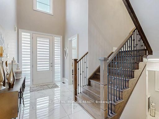 126 Silk Twist Dr, East Gwillimbury, L9N 0W1 | Image 2