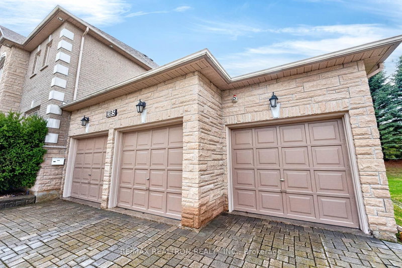 385 Calvert Rd, Markham, L6C 1X7 | Image 2