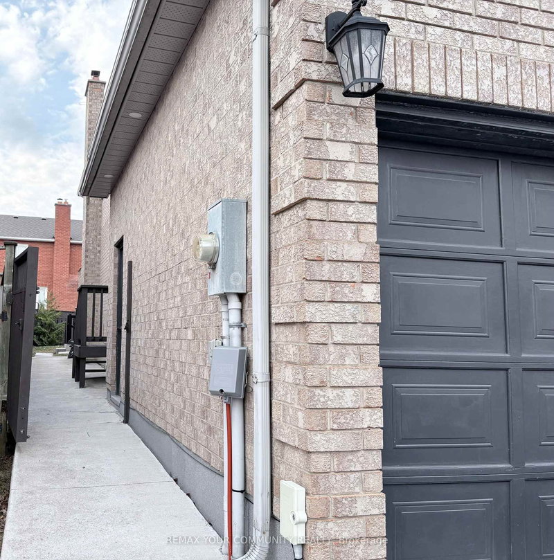 Basement - 39 Nelson Circ, Newmarket, L3X 1R1 | Image 2