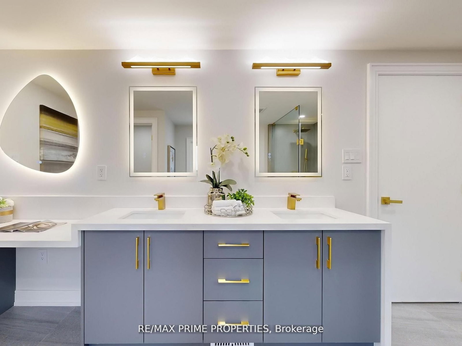 Detached House for sale at 137 Old Surrey Lane, Richmond Hill, Ontario, L4C 6R9 - South Richvale - MLS: N12975320