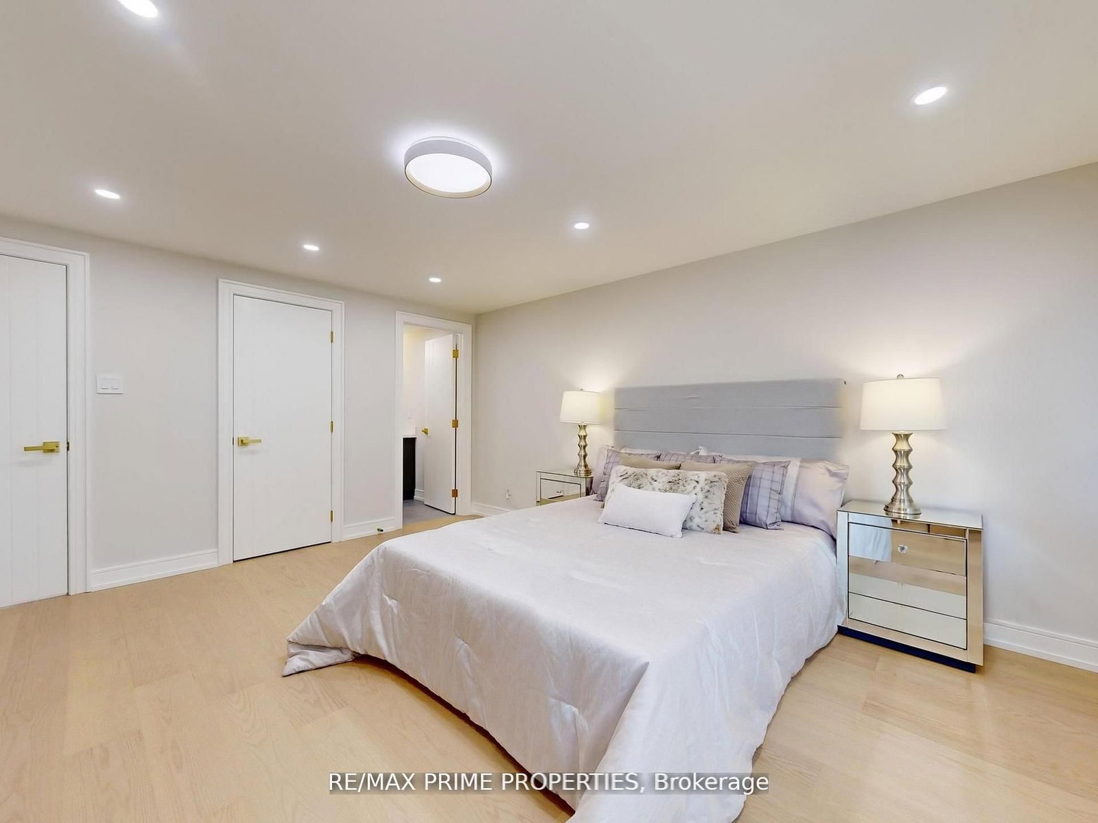 Detached House for sale at 137 Old Surrey Lane, Richmond Hill, Ontario, L4C 6R9 - South Richvale - MLS: N12975320