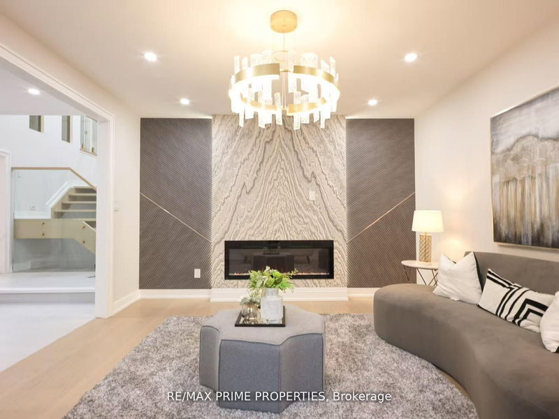 137 Old Surrey Lane, Richmond Hill, L4C 6R9 | Image 2