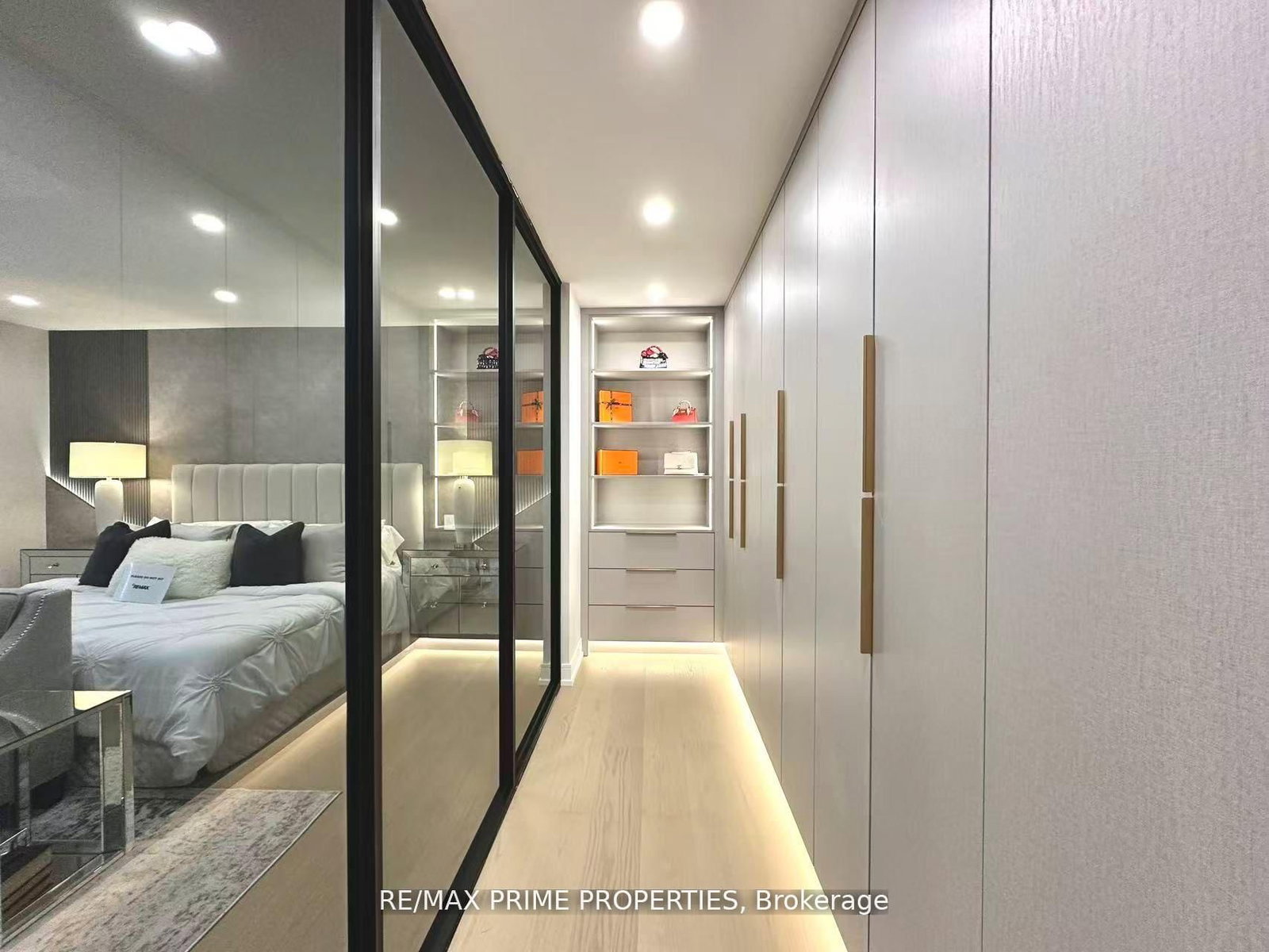 Detached House for sale at 137 Old Surrey Lane, Richmond Hill, Ontario, L4C 6R9 - South Richvale - MLS: N12975320