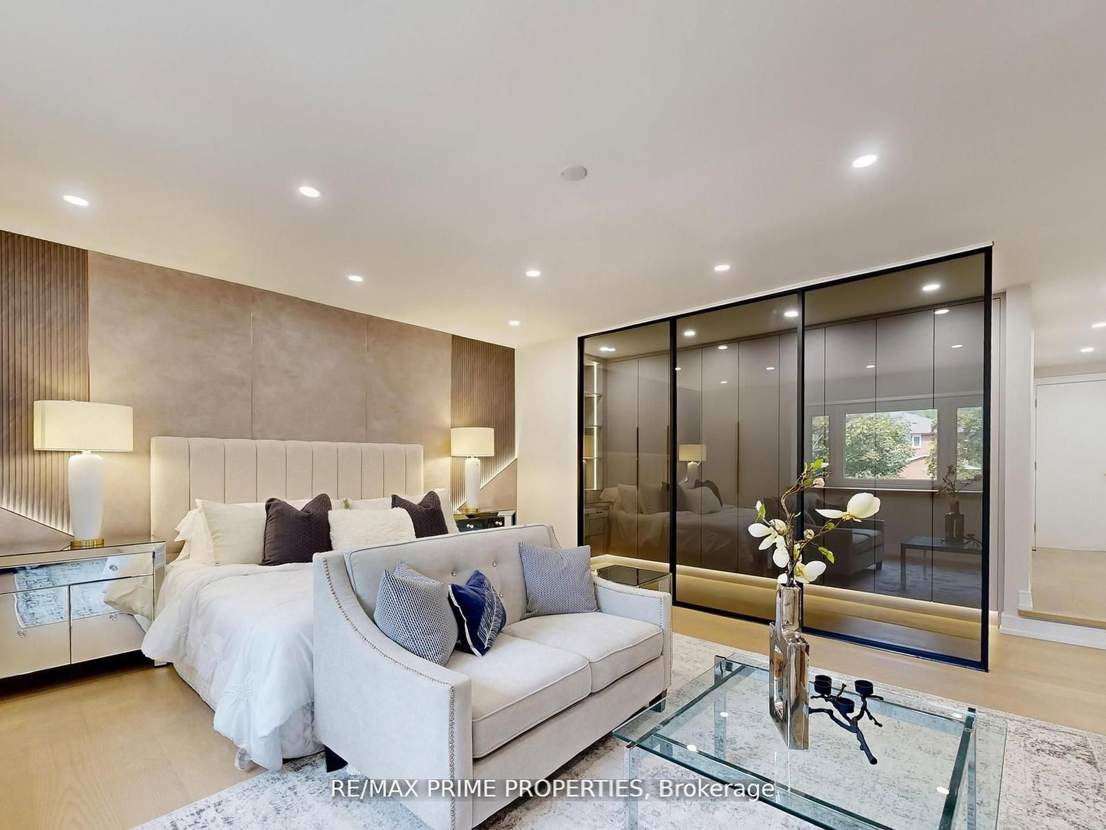 Detached House for sale at 137 Old Surrey Lane, Richmond Hill, Ontario, L4C 6R9 - South Richvale - MLS: N12975320