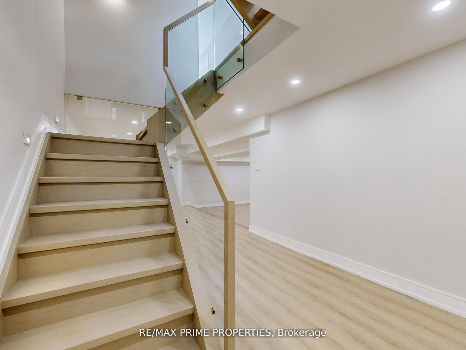 Detached House for sale at 137 Old Surrey Lane, Richmond Hill, Ontario, L4C 6R9 - South Richvale - MLS: N12975320