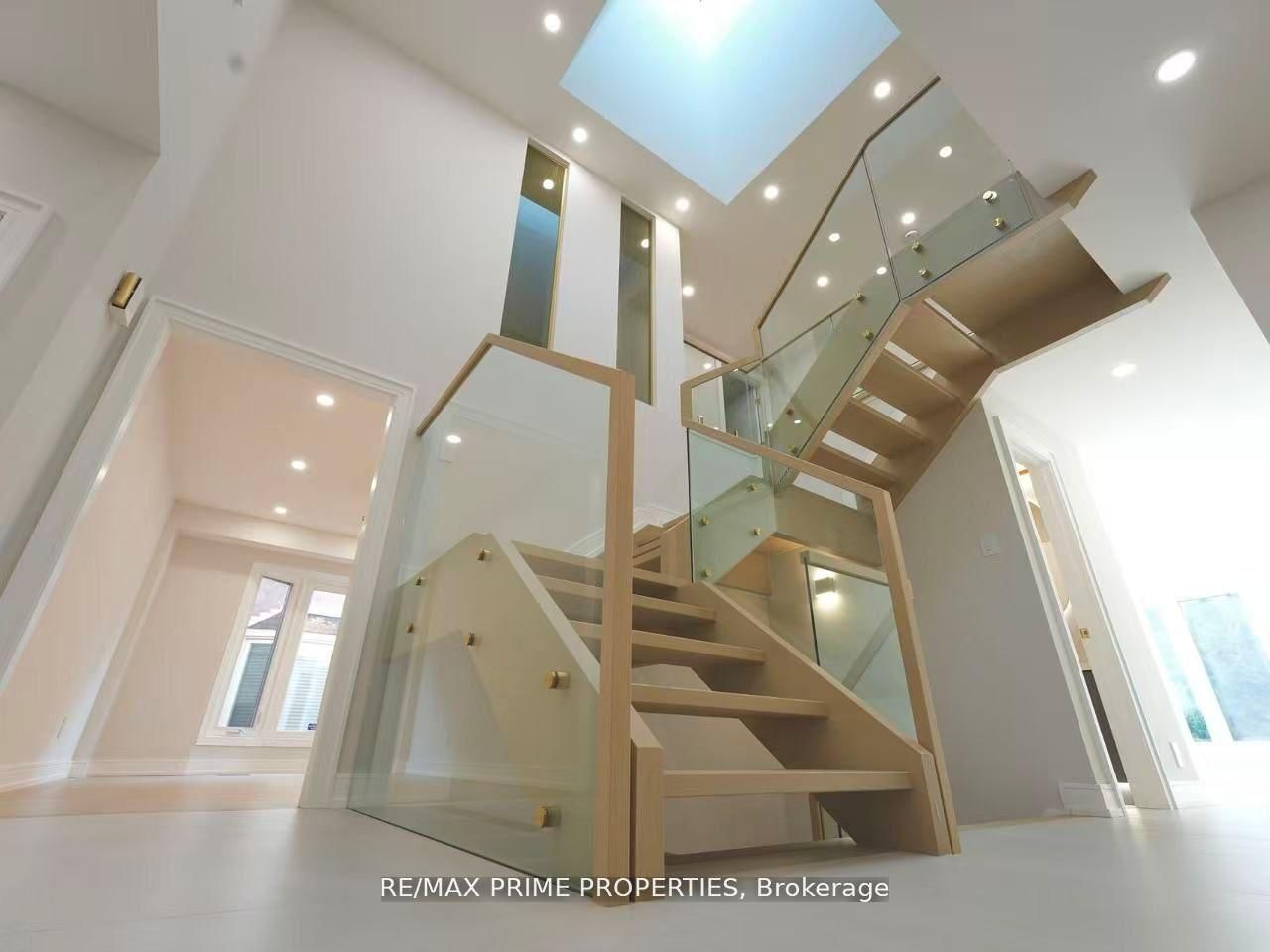 Detached House for sale at 137 Old Surrey Lane, Richmond Hill, Ontario, L4C 6R9 - South Richvale - MLS: N12975320