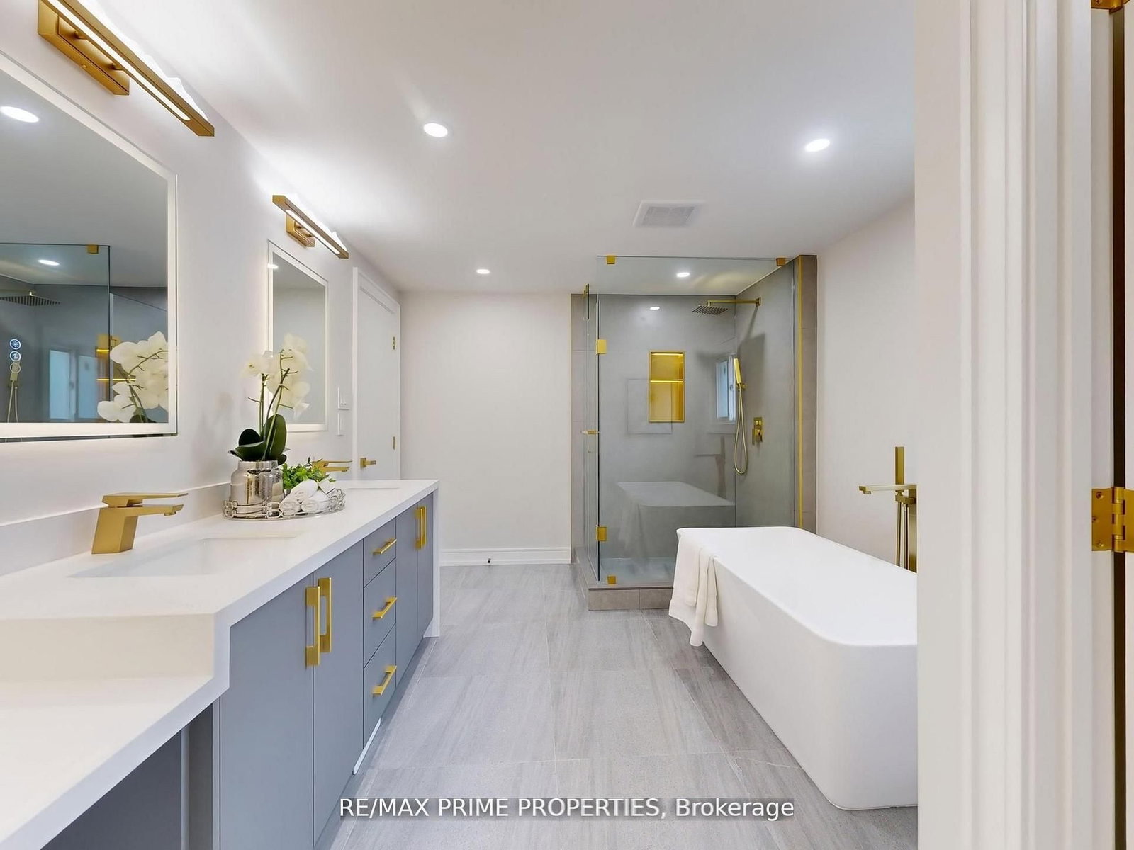 Detached House for sale at 137 Old Surrey Lane, Richmond Hill, Ontario, L4C 6R9 - South Richvale - MLS: N12975320