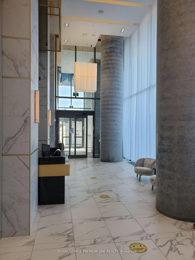 4007 - 950 Portage Parkway