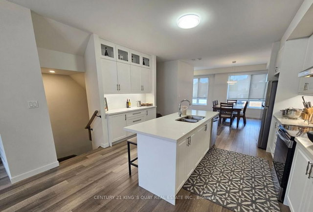 24 Thomas Armstrong Lane W